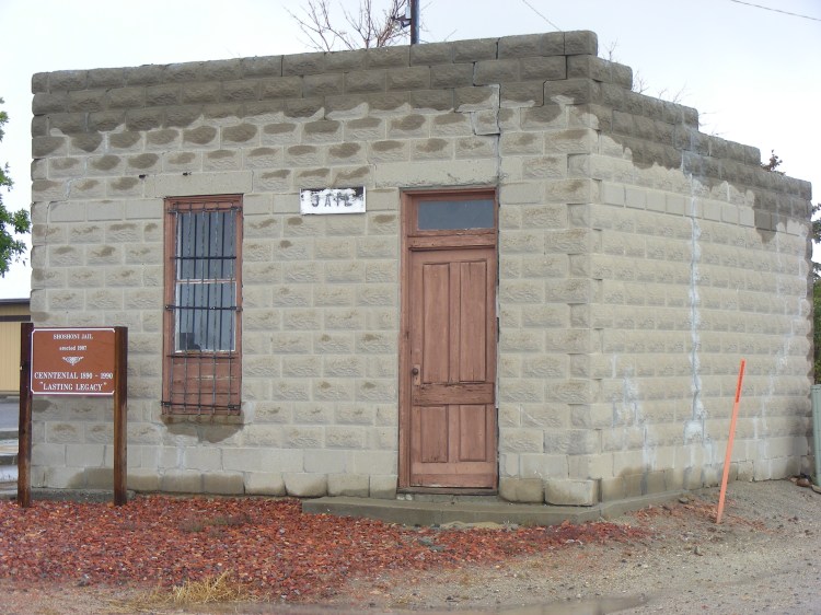 Driving through the town of Shoshoni, we found the original jail...